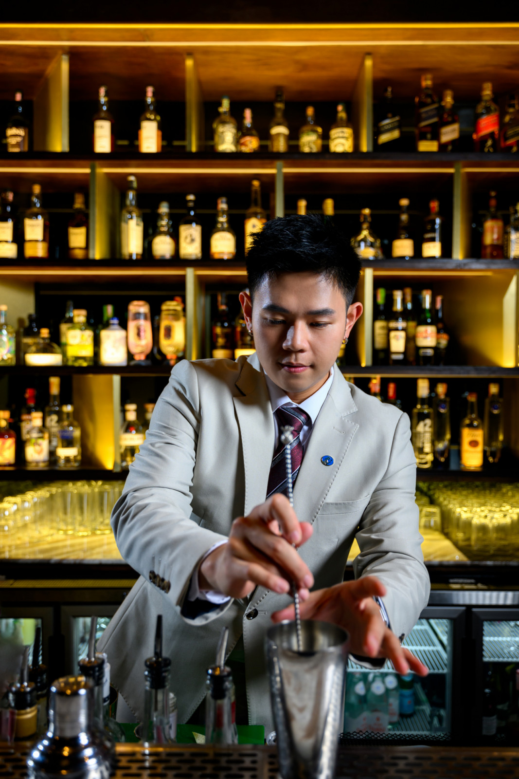 บรรยากาศการรังสรรค์ค็อกเทล Brit Bar at 1921 House โรงแรมอนันตรา เชียงใหม่ รีสอร์ท