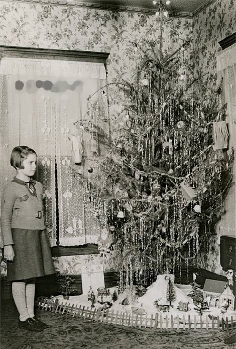 1920s–1930s: Intimate holiday charm: hand-painted baubles, paper chains, and candlelit trees set the tone (Photo: cardboardchristmas.com)