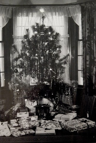1940s–1950s: From wartime creativity to post-war sparkle: popcorn garlands, tinsel, and electric lights transformed homes (Photo: Pinterest)