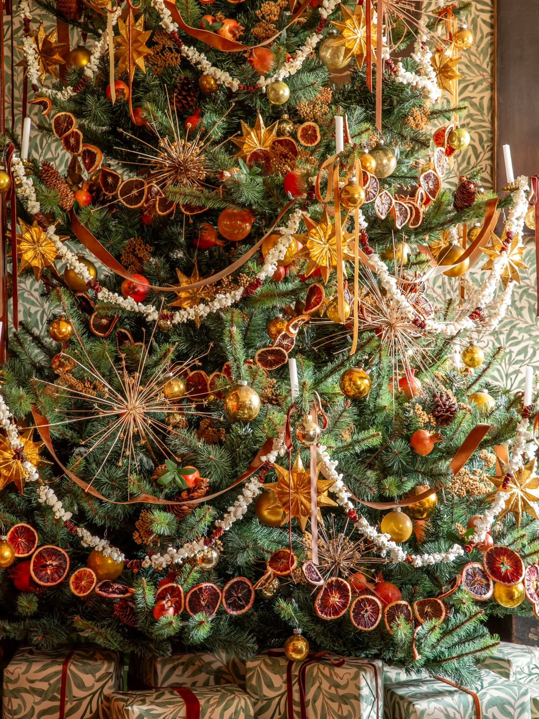 This year sees the return of ornaments and décor from the 1950s and 1960s, from dried fruit to popcorn garlands, combined with tinsel and holiday lights. Mixing decades is the trend (Photo: @vintageholiday/Instagram)