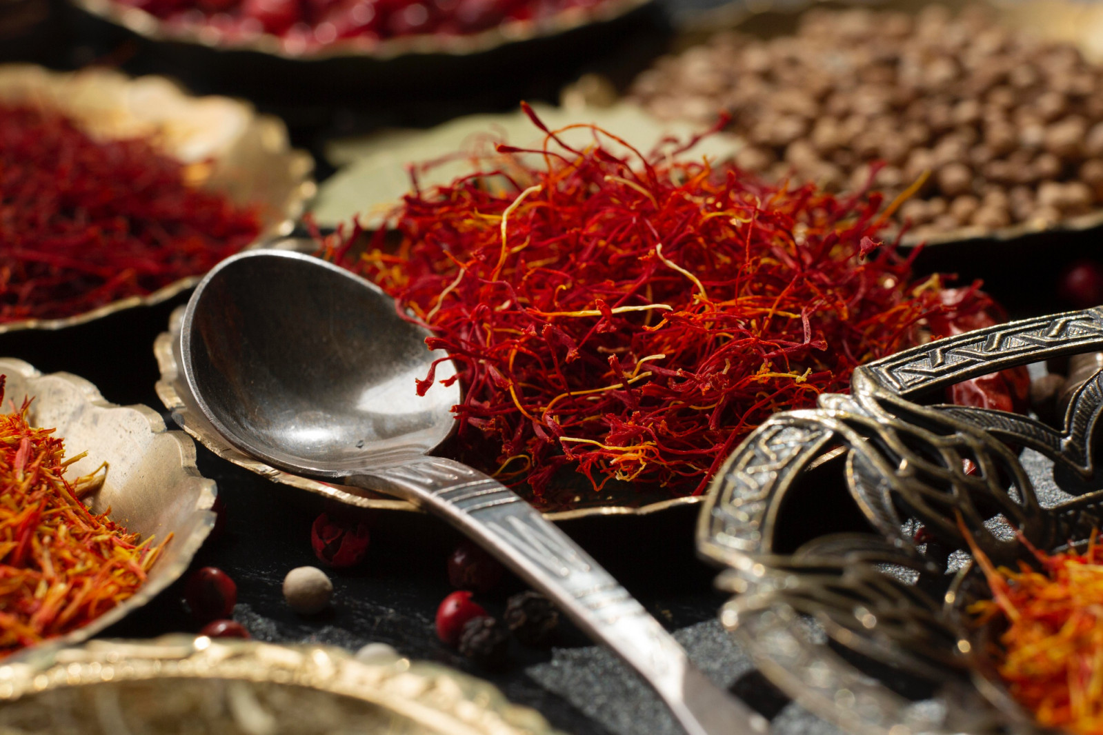 The Dubai Spice Souk is an essential stop to experience the aromas and traditional commerce that first put the emirate on the global map (Photo: Freepik)