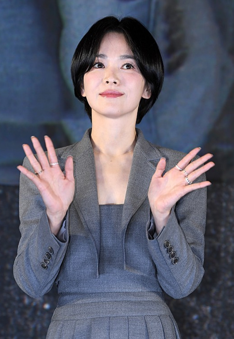 Sharp tailoring meets feminine pleats in Song Hye-kyo’s monochrome grey ensemble (Photo: @kyo1122 / Instagram)