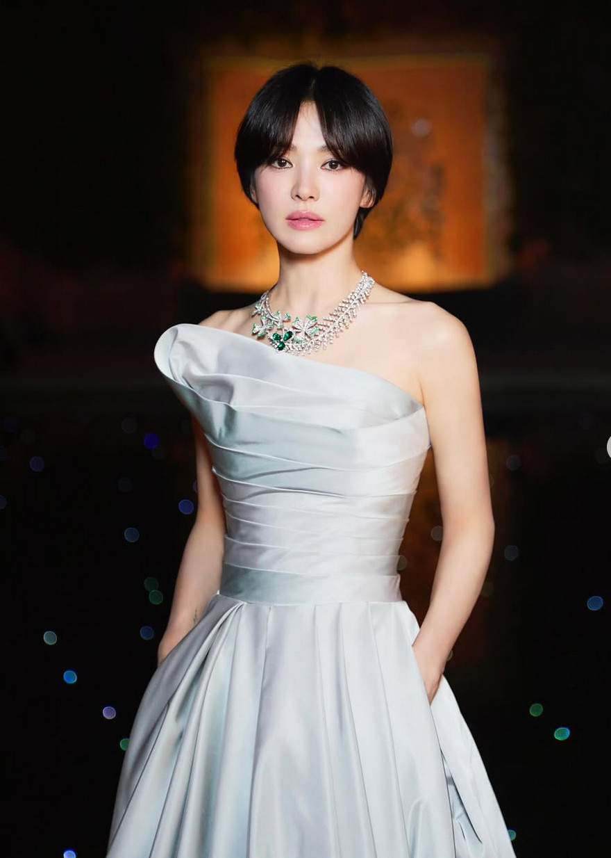An architectural white gown serves as the perfect canvas for Chaumet high jewellery (Photo: @kyo1122 / Instagram)