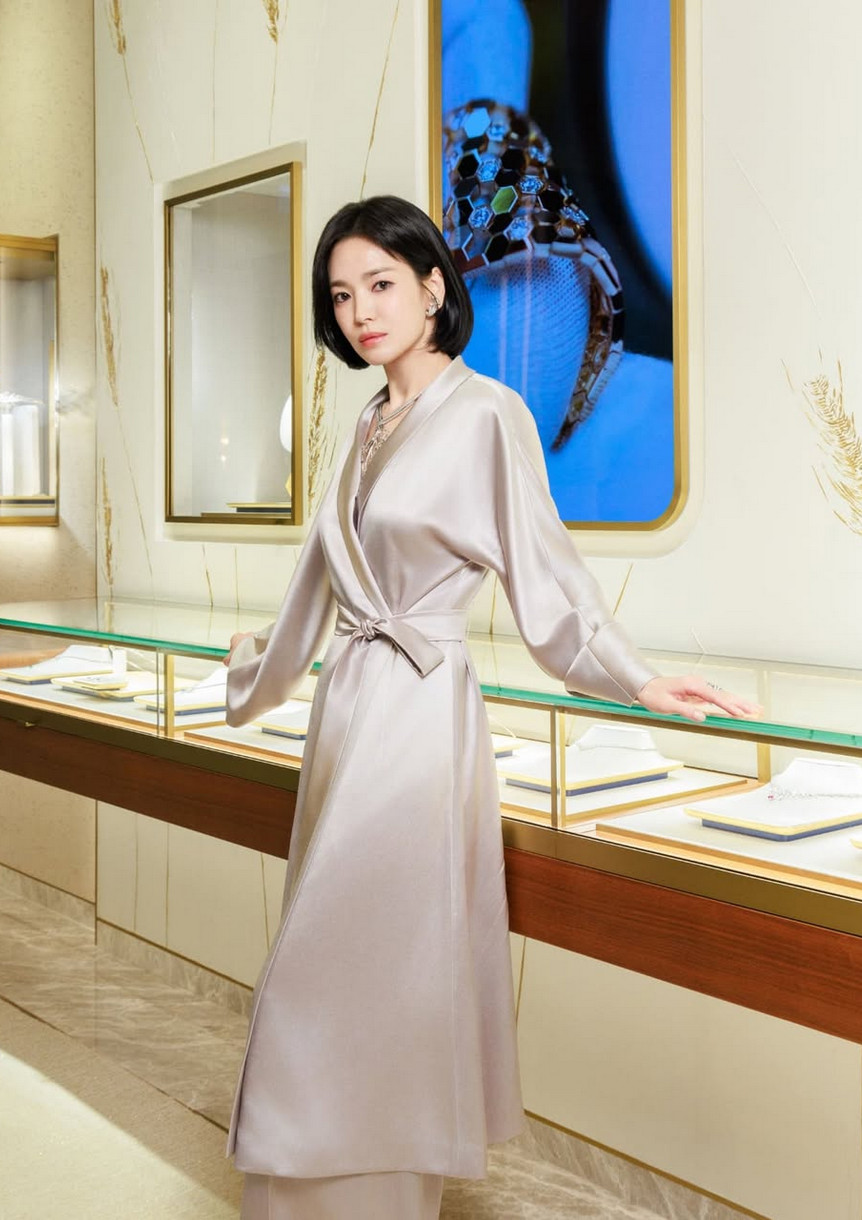 Champagne silk blurs the boundaries between loungewear and evening sophistication (Photo: @kyo1122 / Instagram)