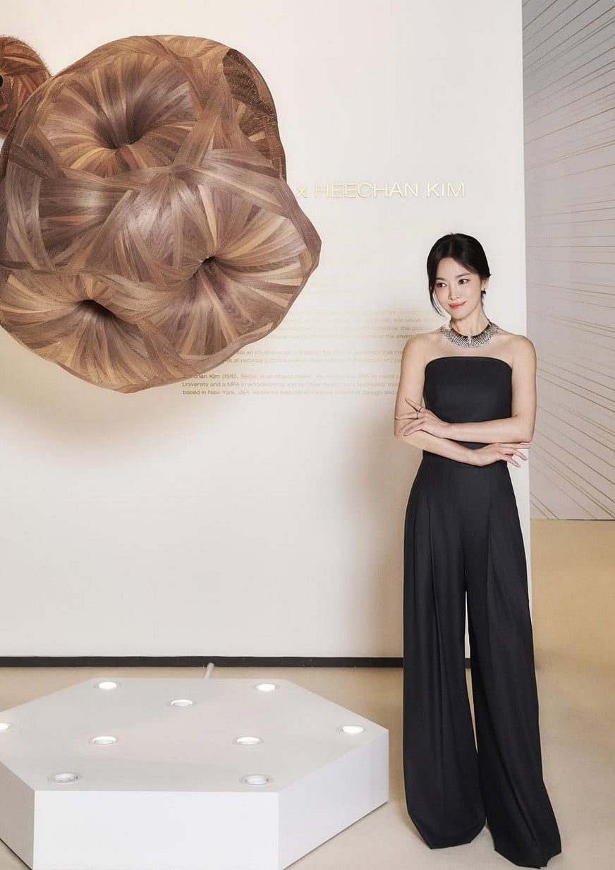 A structured black jumpsuit exemplifies gallery chic at Frieze Seoul 2024 (Photo: @kyo1122 / Instagram)