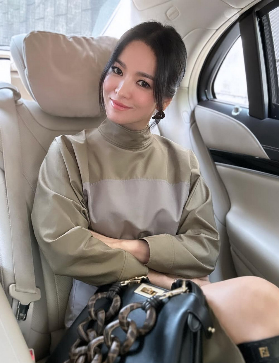 Grey and olive colourblocking showcases Song Hye-kyo’s commitment to earth tones (Photo: @kyo1122 / Instagram)