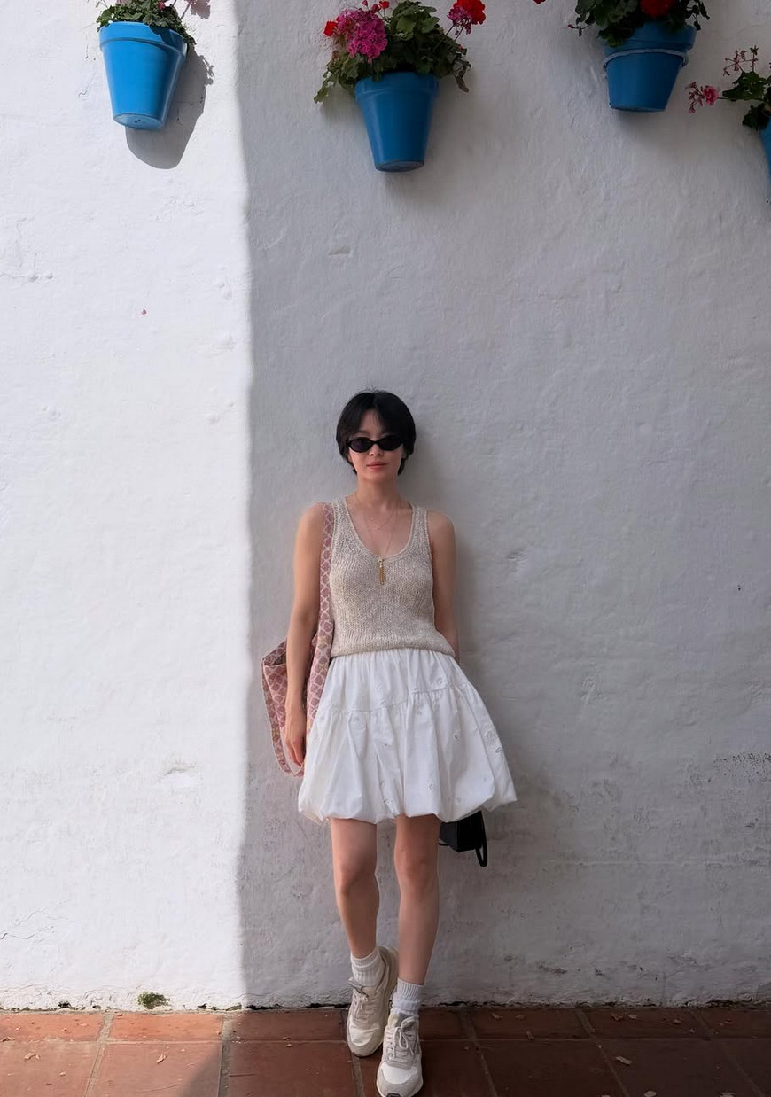 Cream knits and voluminous white skirts tackle the bubble hem tastefully (Photo: @kyo1122 / Instagram)