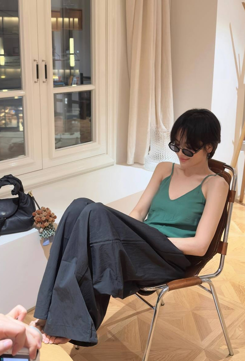 Forest green silk and loose trousers channel effortless ’90s minimalism (Photo: @kyo1122 / Instagram)
