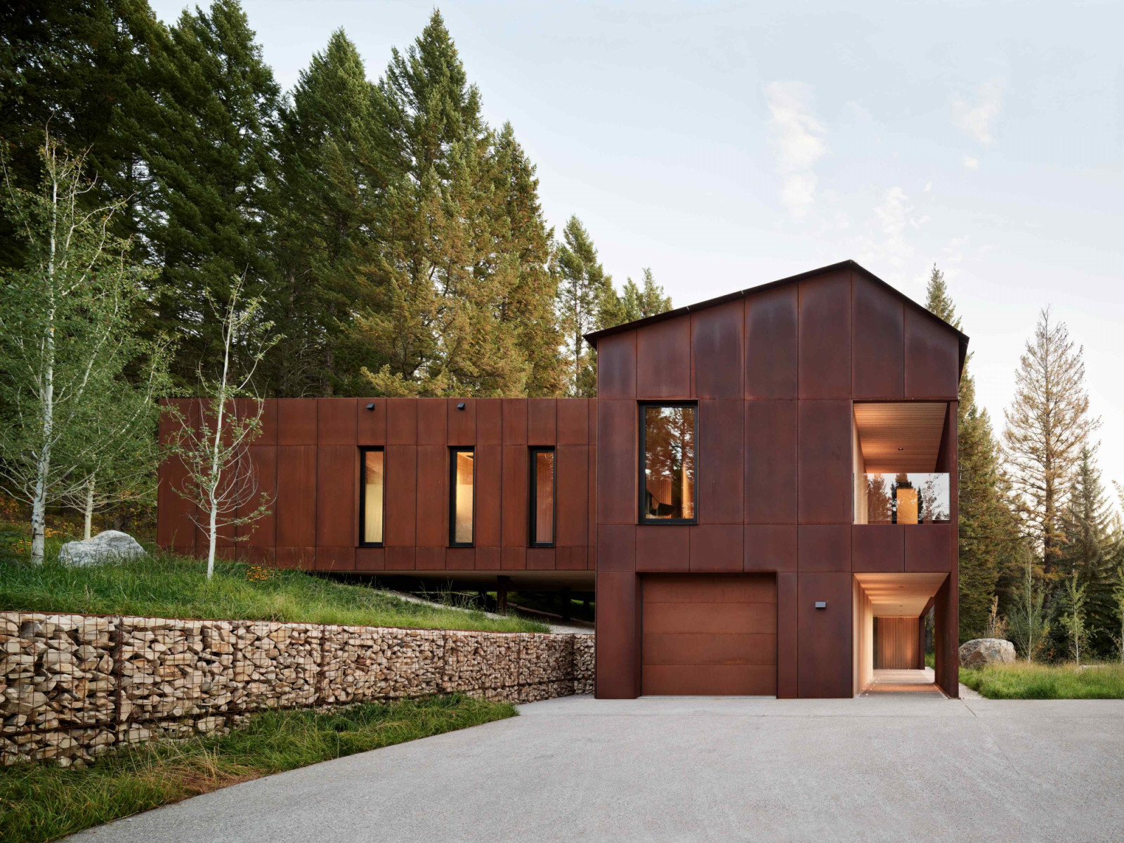 Clad in Corten steel, the rust-coloured silhouette recalls the Brazilian fruit with an orange shell, Caju, which earned the home its name