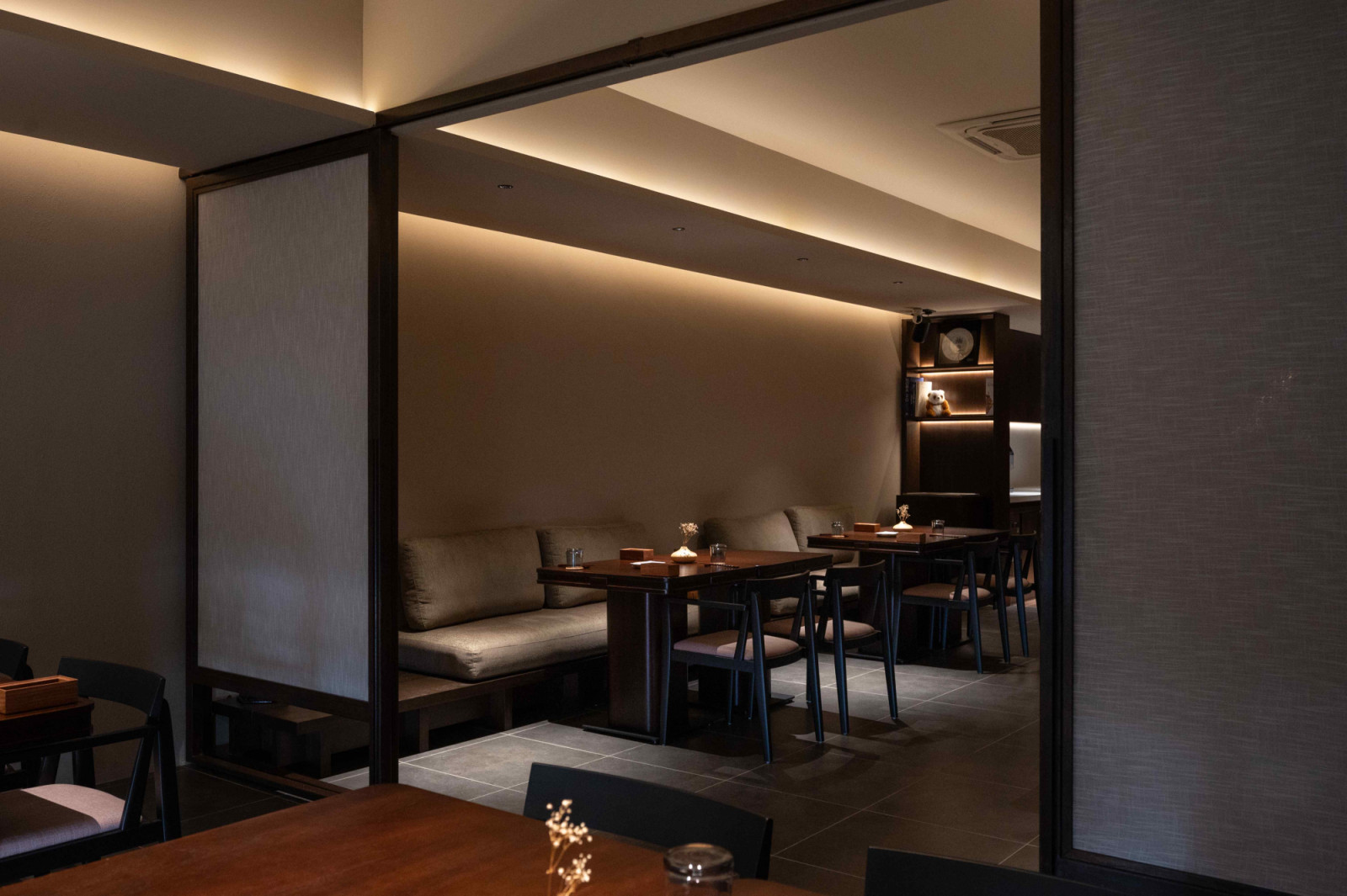 Elevated platforms and warm timber surfaces give the interior a calm, rhythmic order (Photo: TML Production)