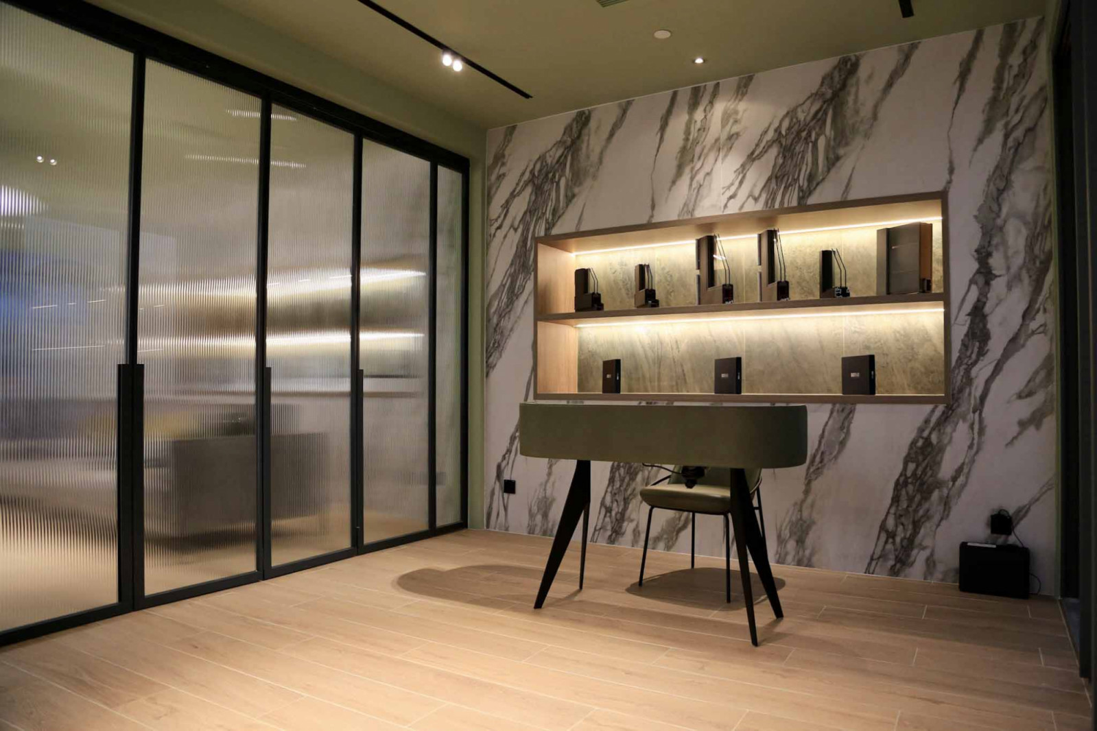 Display shelves showcasing samples of Deluxe System’s products
