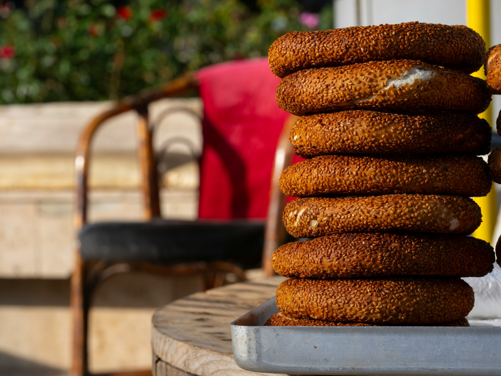 Istanbul’s morning table features olives, cheese, fresh vegetables, honey and simit, a simple yet varied spread enjoyed with tea (Photo: Engin Akyurt/Unsplash)