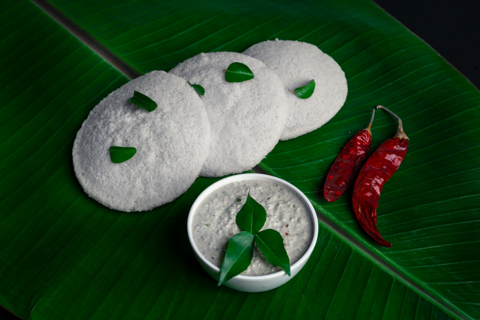Idli, vada, poha and upma make up Mumbai’s breakfast, combining regional grains and batters for quick, portable meals (Photo: Shreyak Singh/Unsplash)