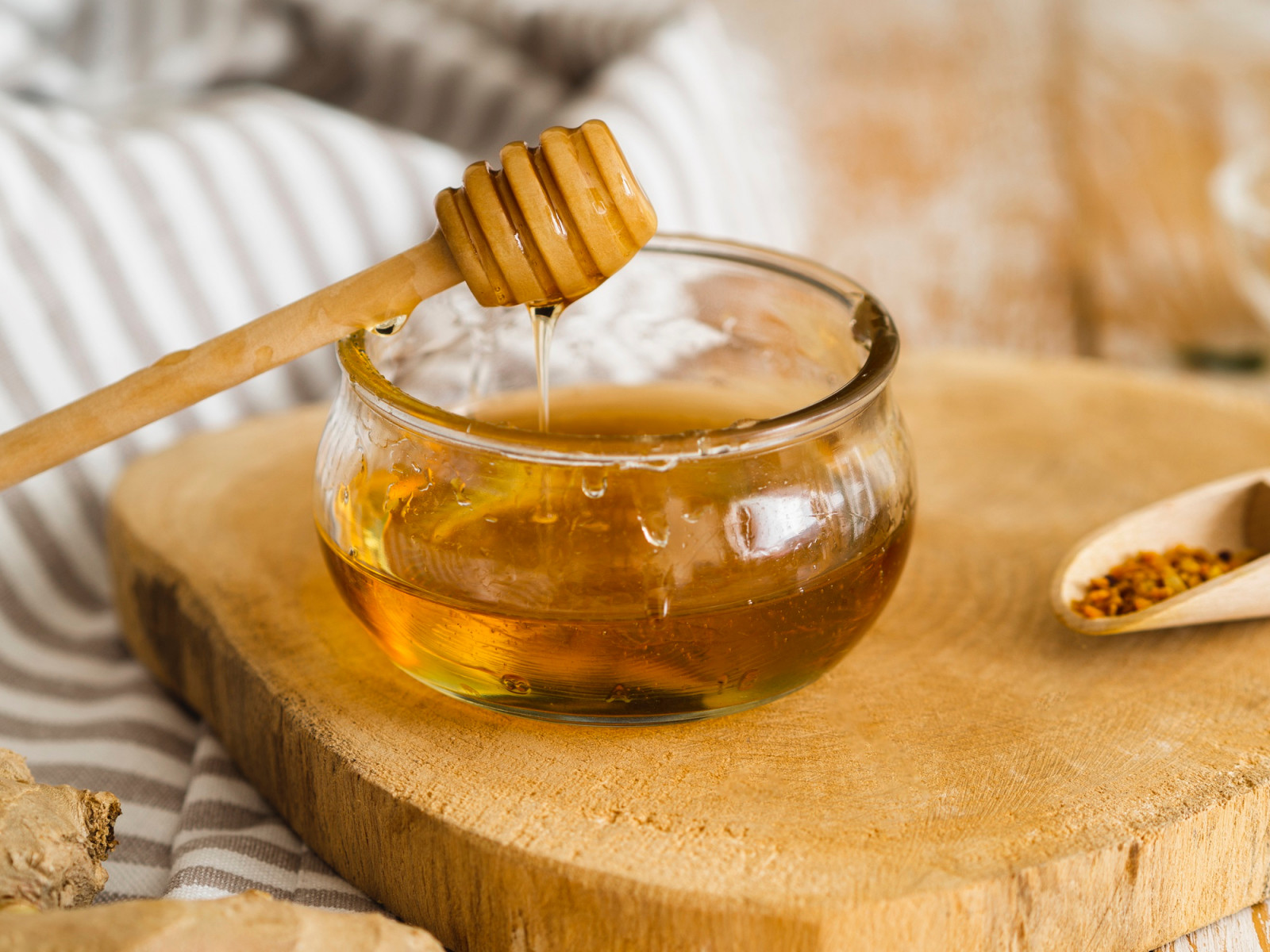 Mānuka is the gold standard, derived from New Zealand's native tea tree and prized for its rich, earthy flavour and its unique, certified antibacterial properties (Photo: Freepik)