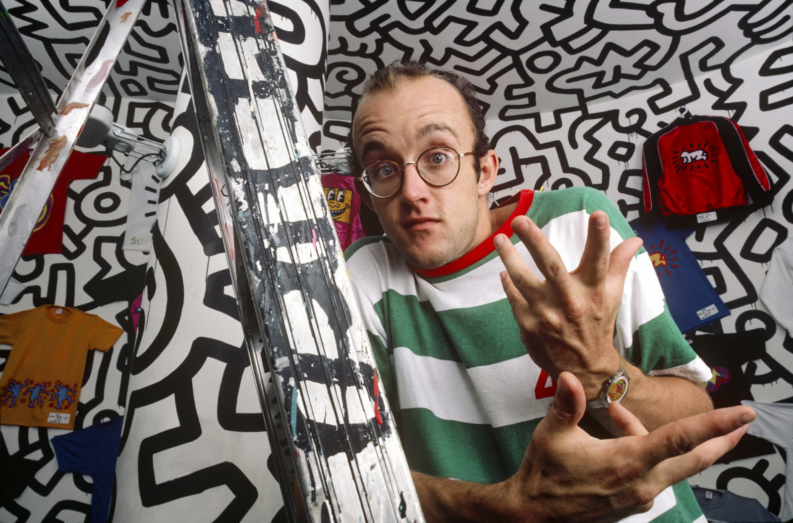 NEW YORK - SEPTEMBER 1986: Graffiti artist Keith Haring, known for his squiggly doodles of dogs and humans poses for a portrait in September 1986 in New York City, New York. (Photo by Joe McNally/Getty Images)