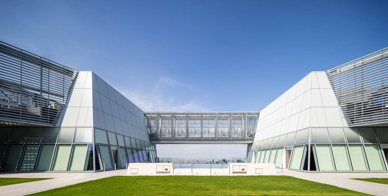 The rooftop Sky Garden and infinity pool provide an event space forming part of the facility’s public programming areas, designed by OMA’s Shohei Shigematsu (Photo: Mori Building Co)