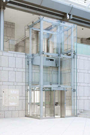 A glass lift provides accessible vertical circulation through the museum’s atrium, and its transparent structure maintains visual connections between levels  (Photo: courtesy of Yokohama Museum of Art)