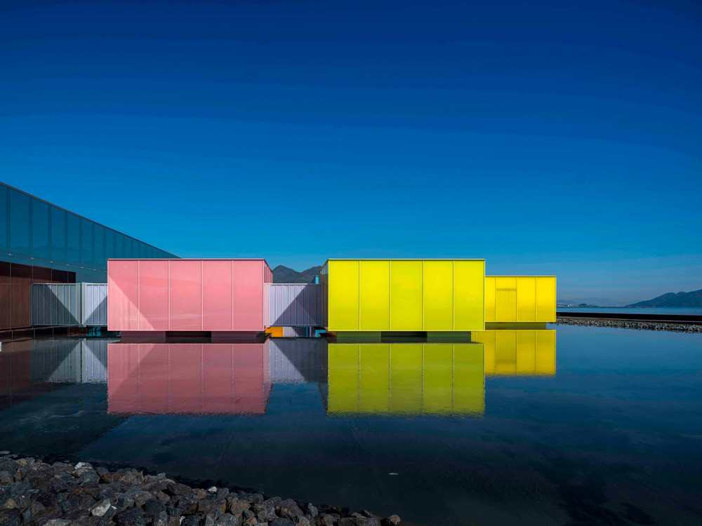 Individual gallery pavilions appear to float on shallow reflecting pools that surround the museum complex (Photo: Hiroyuki Hirai)