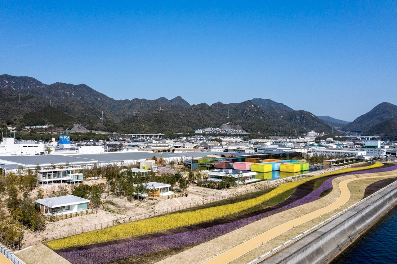 The museum occupies a 2.9-hectare site on reclaimed industrial land, with exhibition pavilions grouped amongst landscaped gardens (Photo: Hiroyuki Hirai)