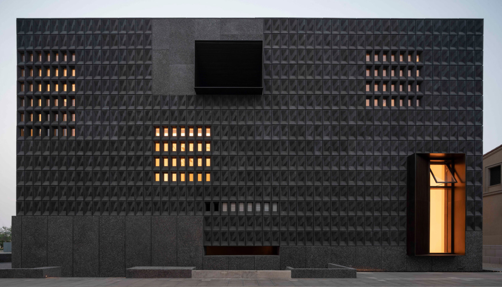 The Aranya Gold Coast Art Centre's facade features precast concrete panels arranged in a geometric grid (Photo: Pedro Pegenaute)