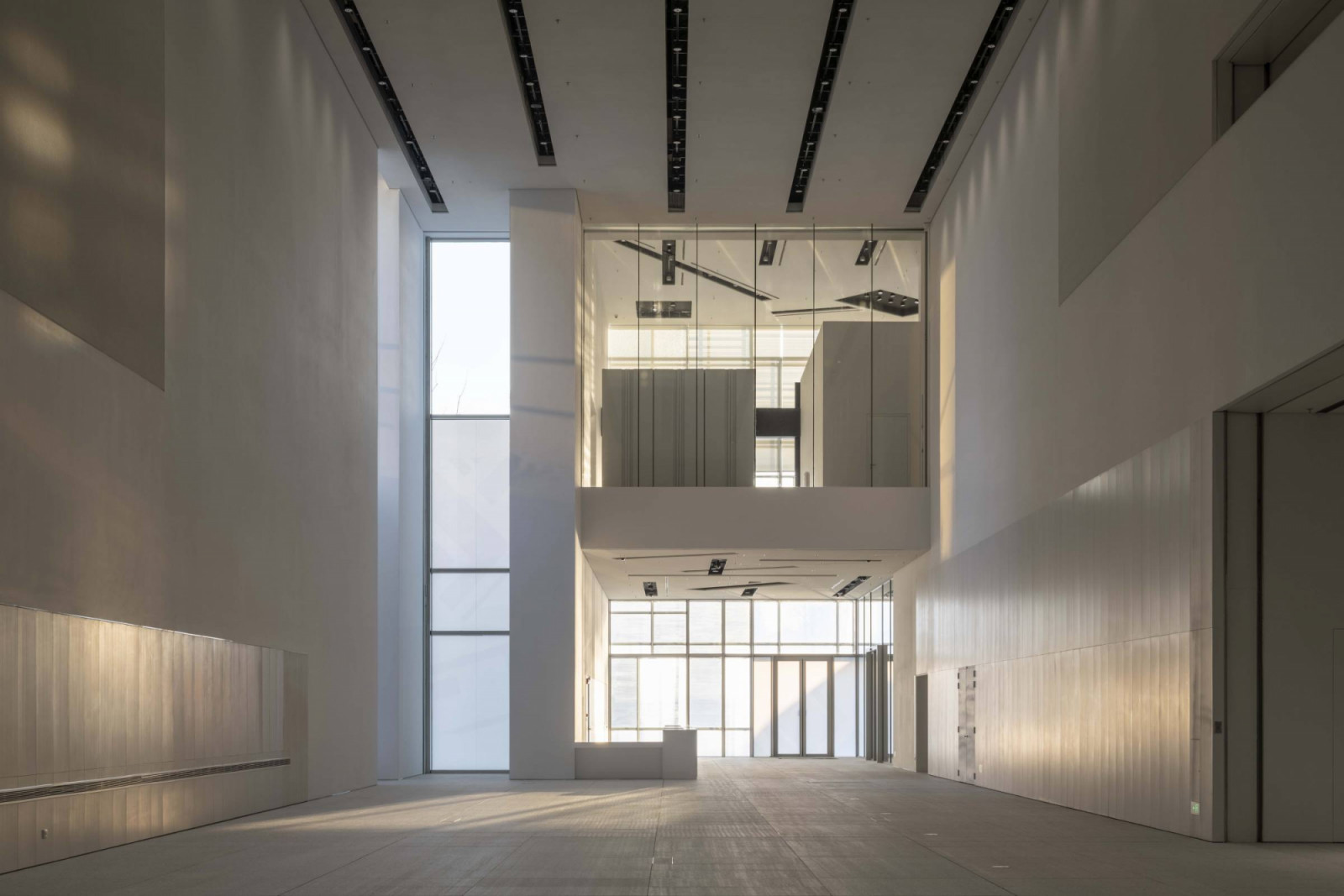 Double-height galleries offer flexible exhibition configurations for large-scale contemporary works. The museum’s infrastructure includes climate-control systems designed for international loan exhibitions and for conservation requirements (Photo: Chen Hao)