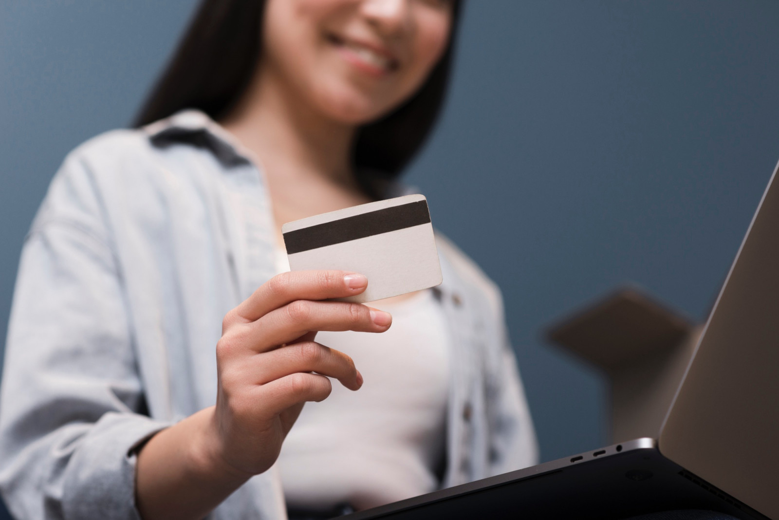 Holiday expenses can add up fast. Even small purchases for gifts, meals and travel can make December feel financially tighter than expected (Photo: Freepik)