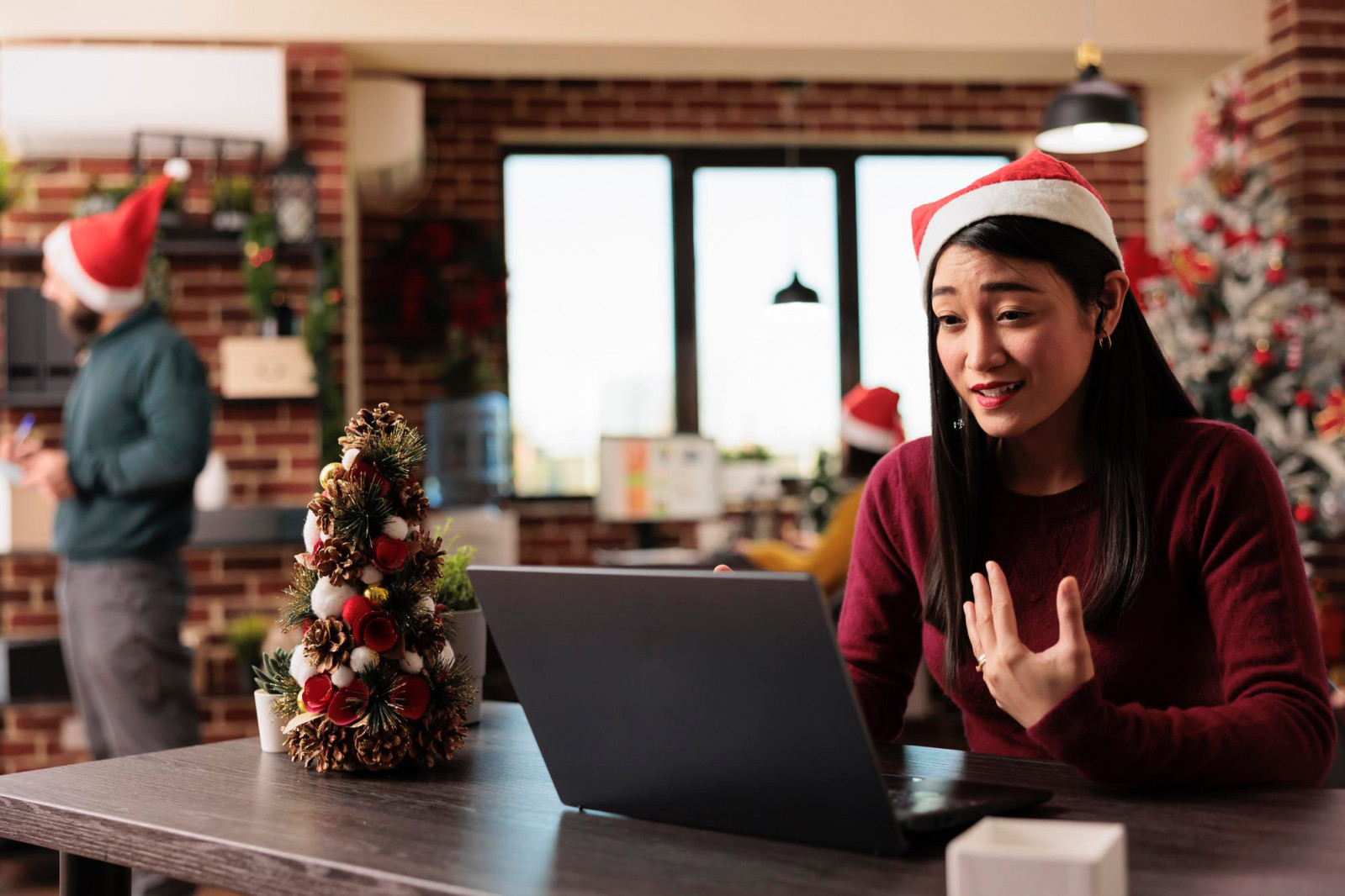 From travel to family gatherings, the holiday season comes with subtle pressures most people overlook (Photo: DC Studio/Freepik)