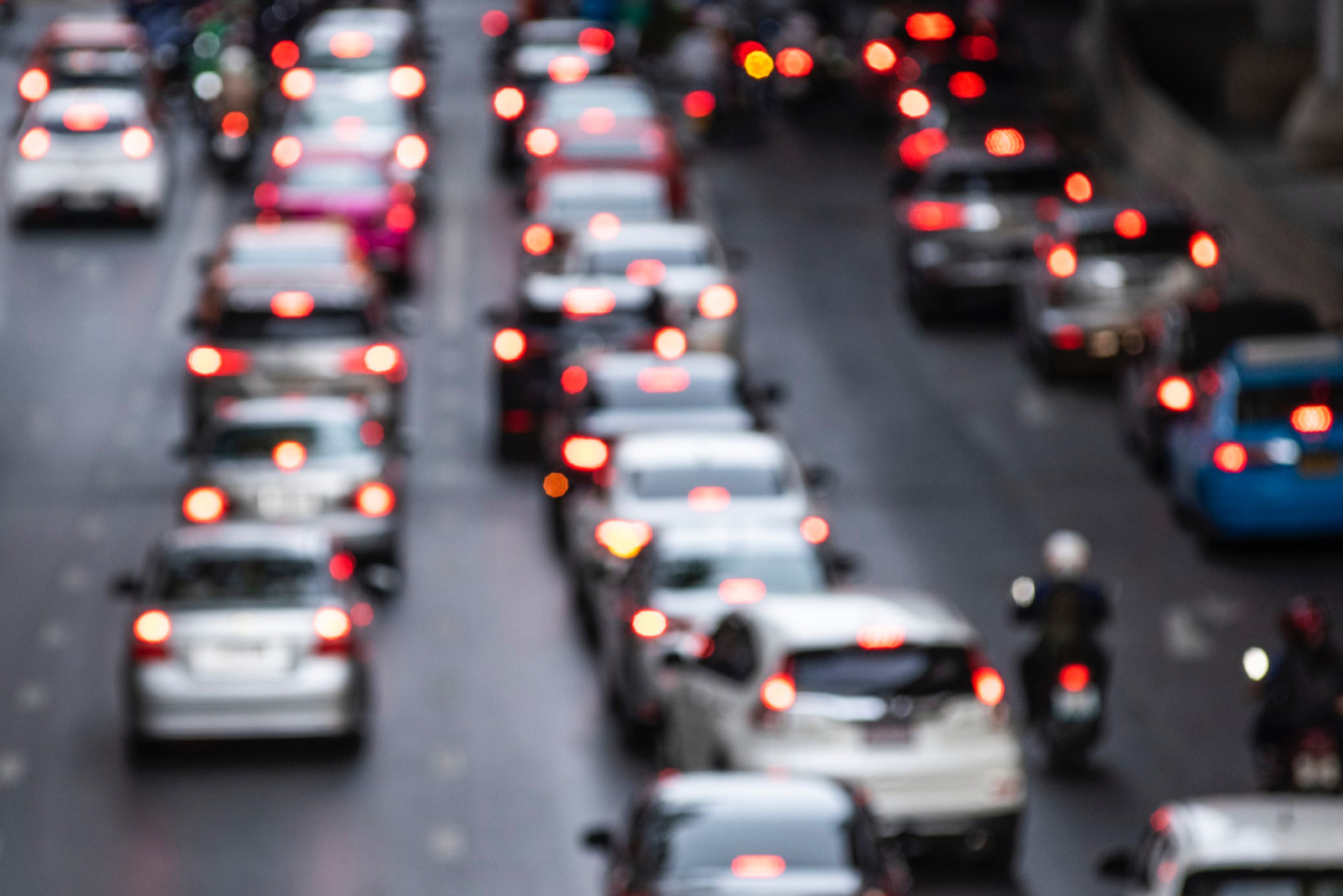 Longer queues, crowded roads and packed public transport are part of the season. Even short trips can take more time than expected (Photo: Rawpixel.com/Freepik)