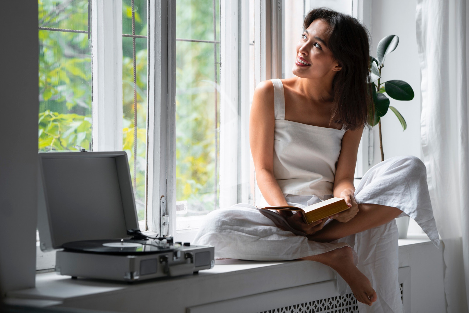 Looking for a real shift this year? Invest in your mind. Here are nine must-read books that deliver actionable science and philosophy for living a more intentional life (Photo: Freepik)