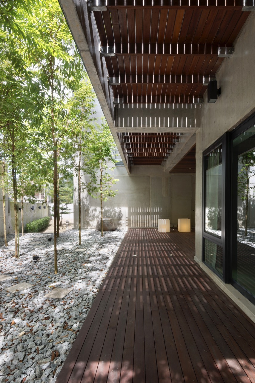 The perimeter terrace is a transition space between the garden and the interior space with timber slat screens overhead that filter light onto the timber deck