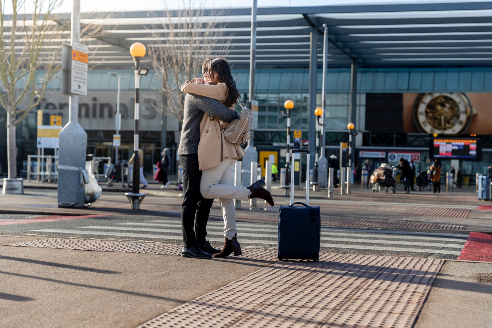 Despite crowded airports and busy roads, we brave the chaos of holiday travel to reconnect, explore and make the season memorable (Photo: Freepik)