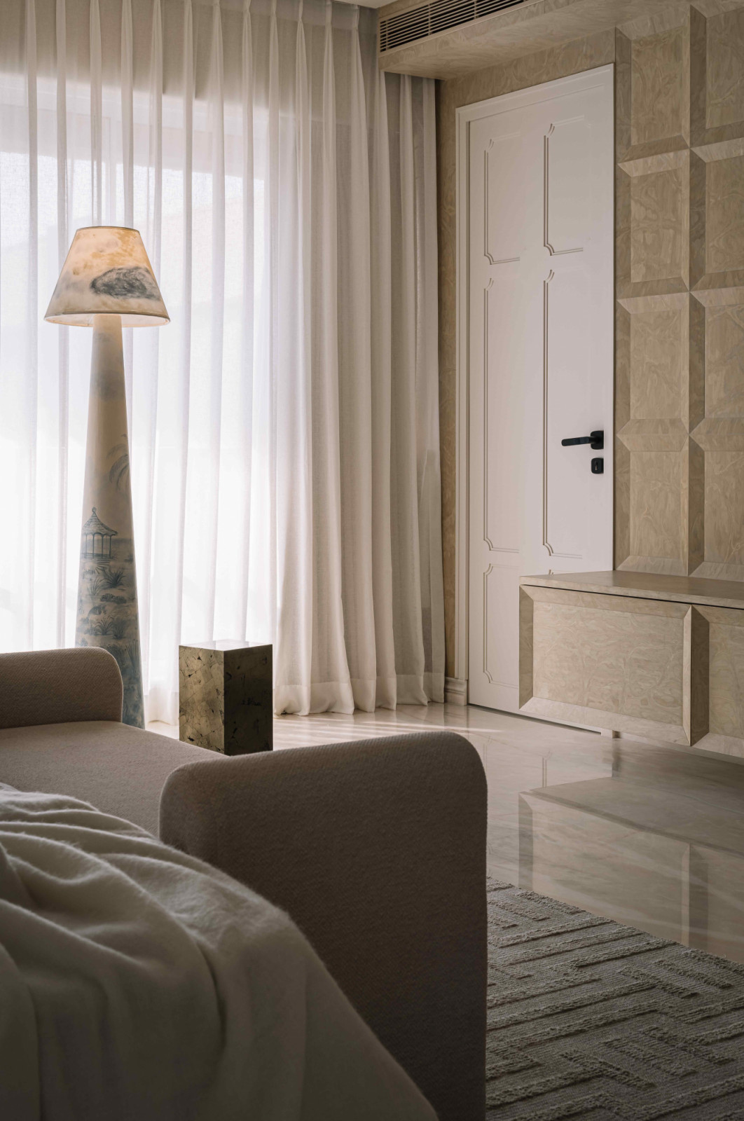 An oversized lamp introduces an effortless sense of scale