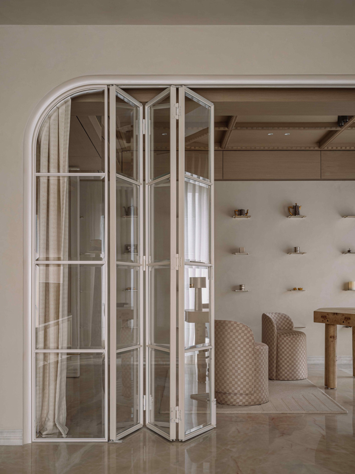 The collapsible arched passage with pearl veneer