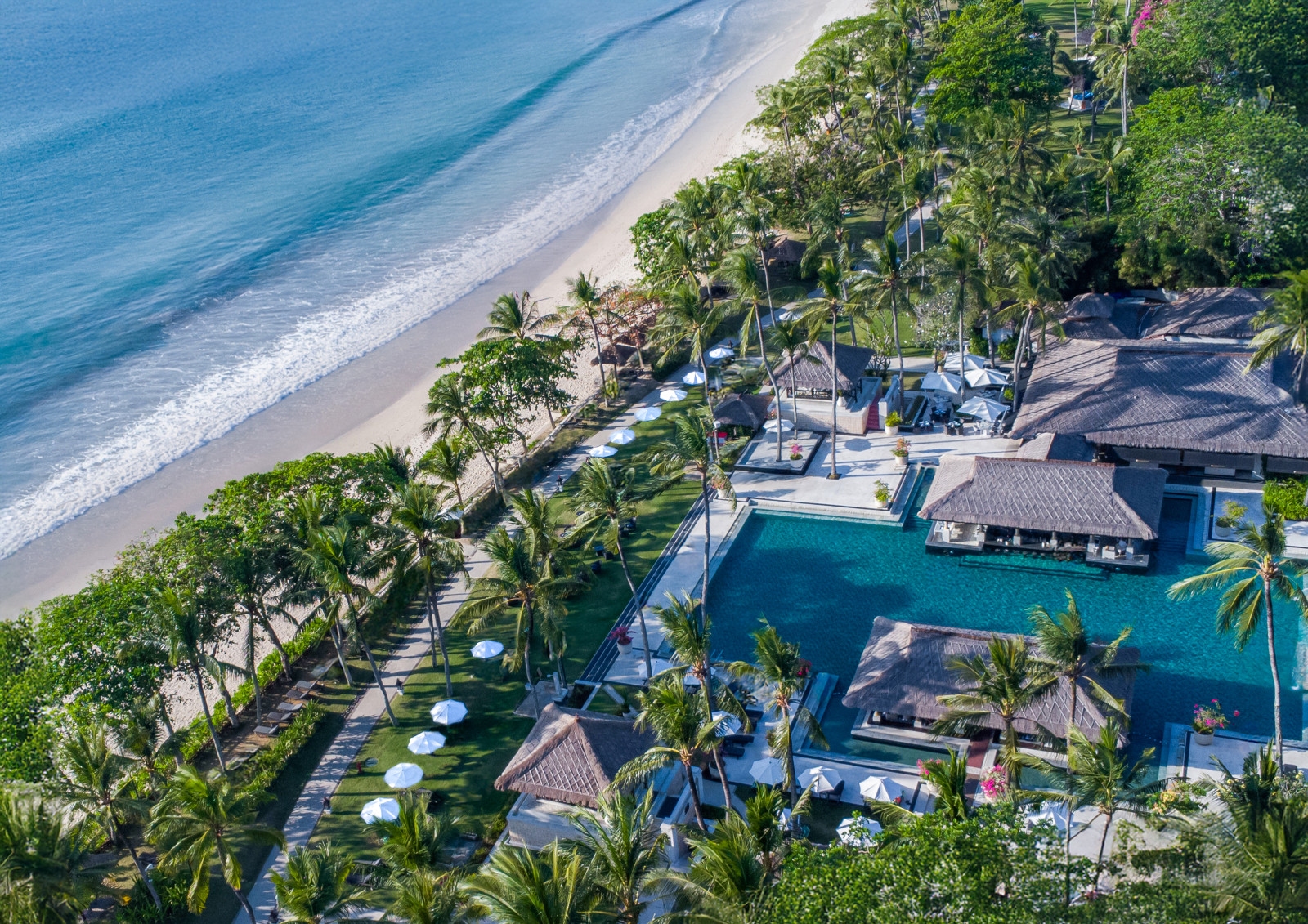 InterContinental Bali Resort hanya terletak 500 meter dari pesisir Jimbaran,. Menghadirkan suasana hangat dan penuh fasilitas eksklusif yang mengedepankan privasi