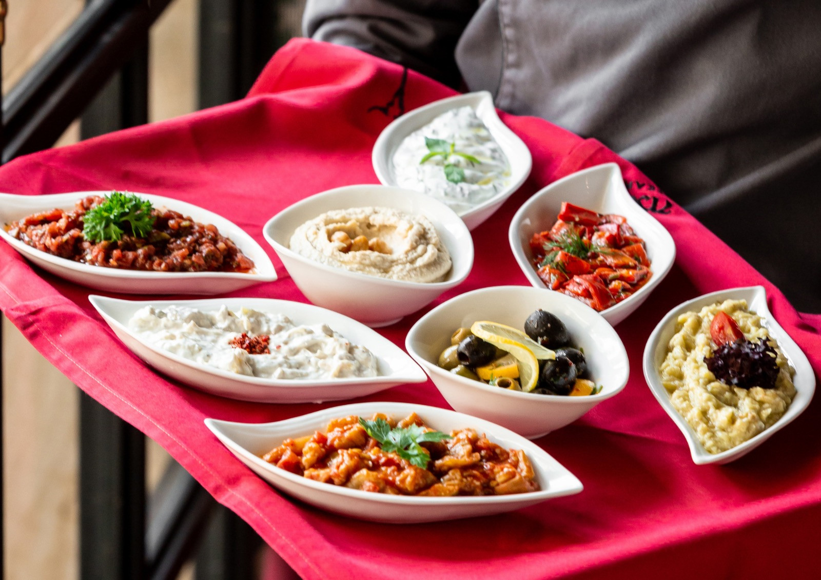 A selection of small plates featuring vegetables, legumes, cheese or seafood for shared dining (Photo: KamranAydinov/Freepik)