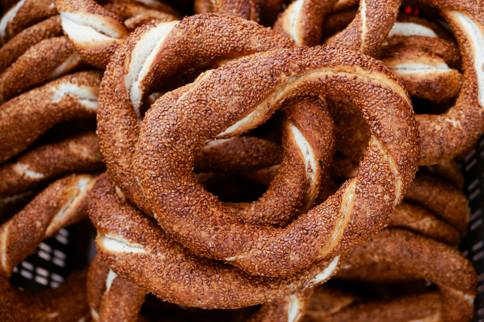 A sesame-covered bread sold across the city, often eaten for breakfast or as a quick snack (Photo: Zeki Okur/Unsplash)