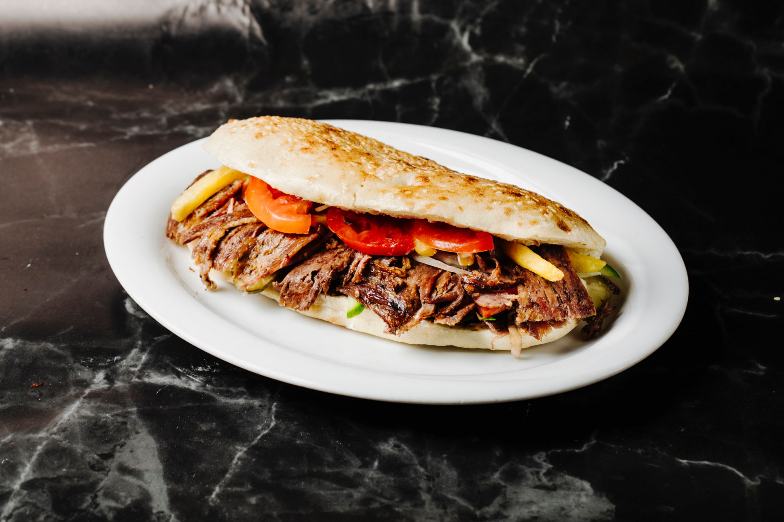 Thinly sliced meat from a vertical rotisserie, served in bread, wraps or on a plate with rice (Photo: azerbaijan_stockers/Freepik)