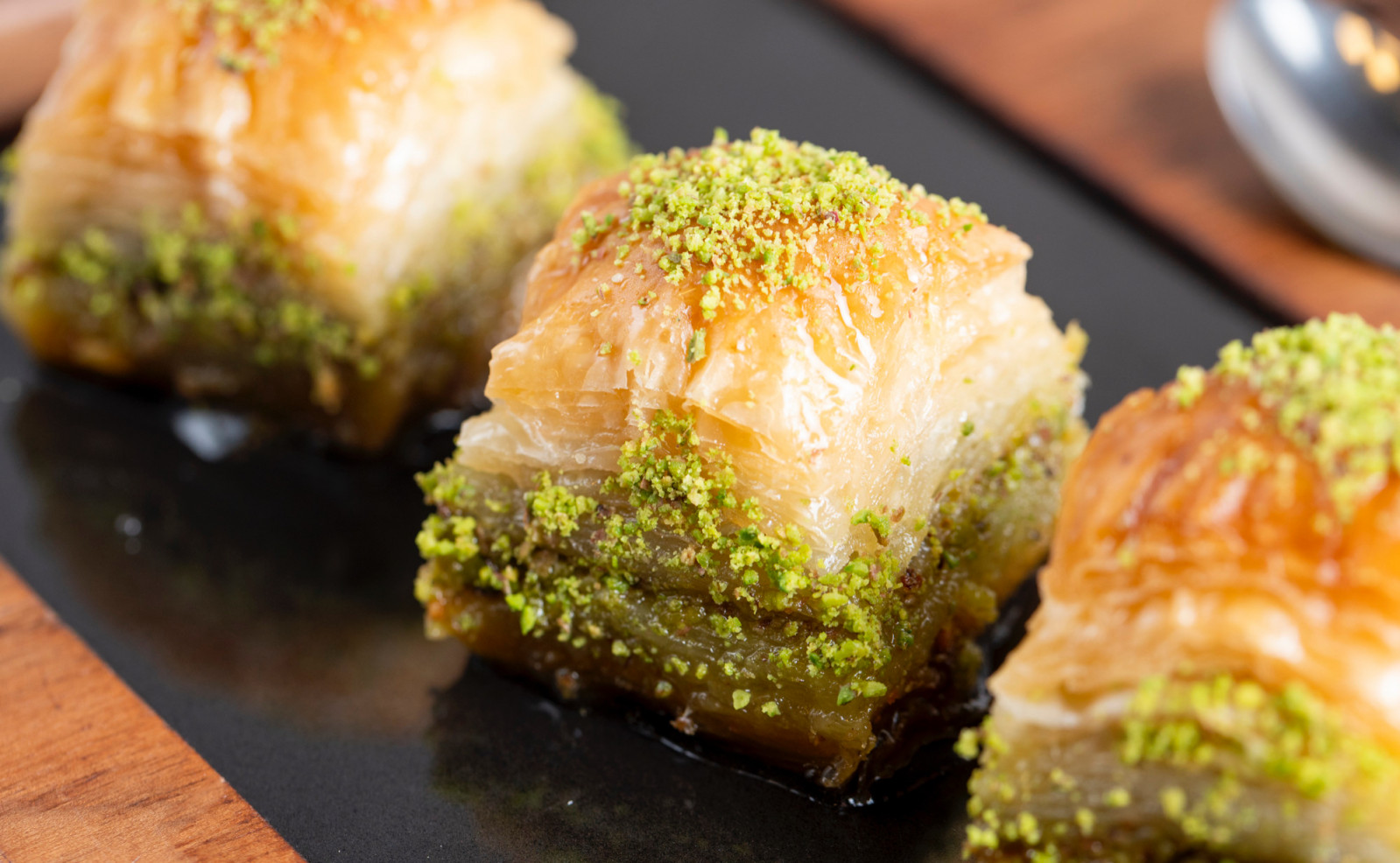 A layered pastry with nuts and syrup, prepared in trays and cut into small portions (Photo: Stockking/Freepik)