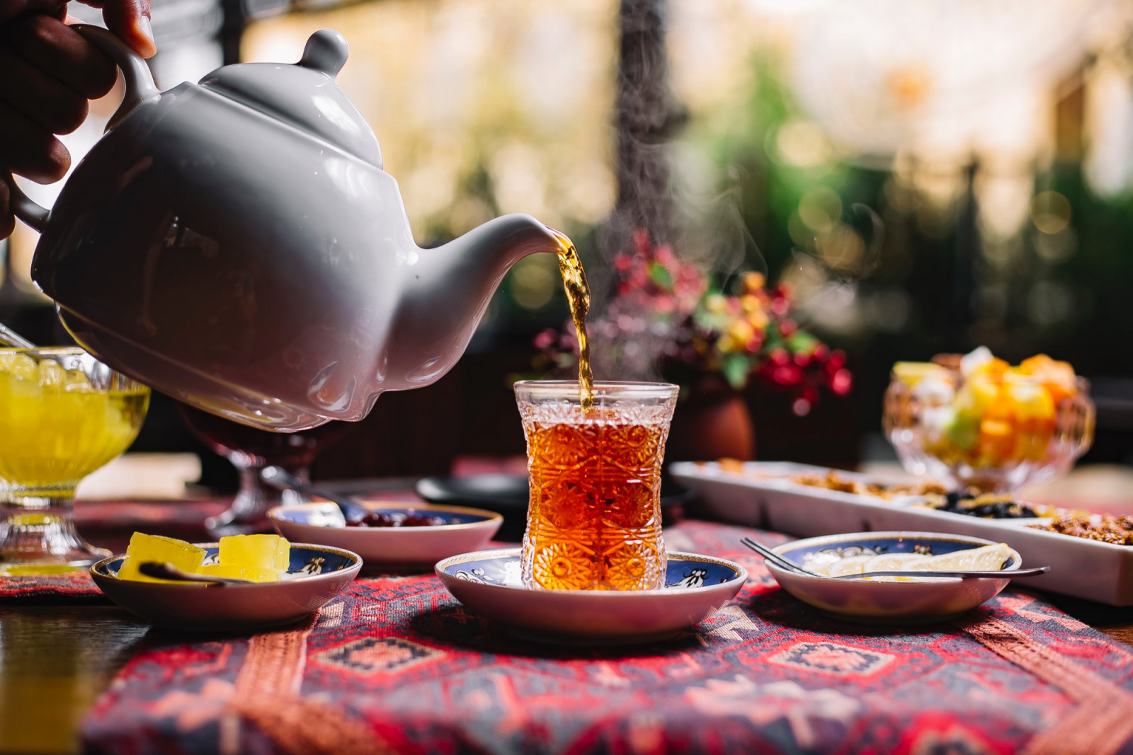 Strong black tea brewed in a double pot and served in small glasses throughout the day (Photo: Stockking/Freepik)