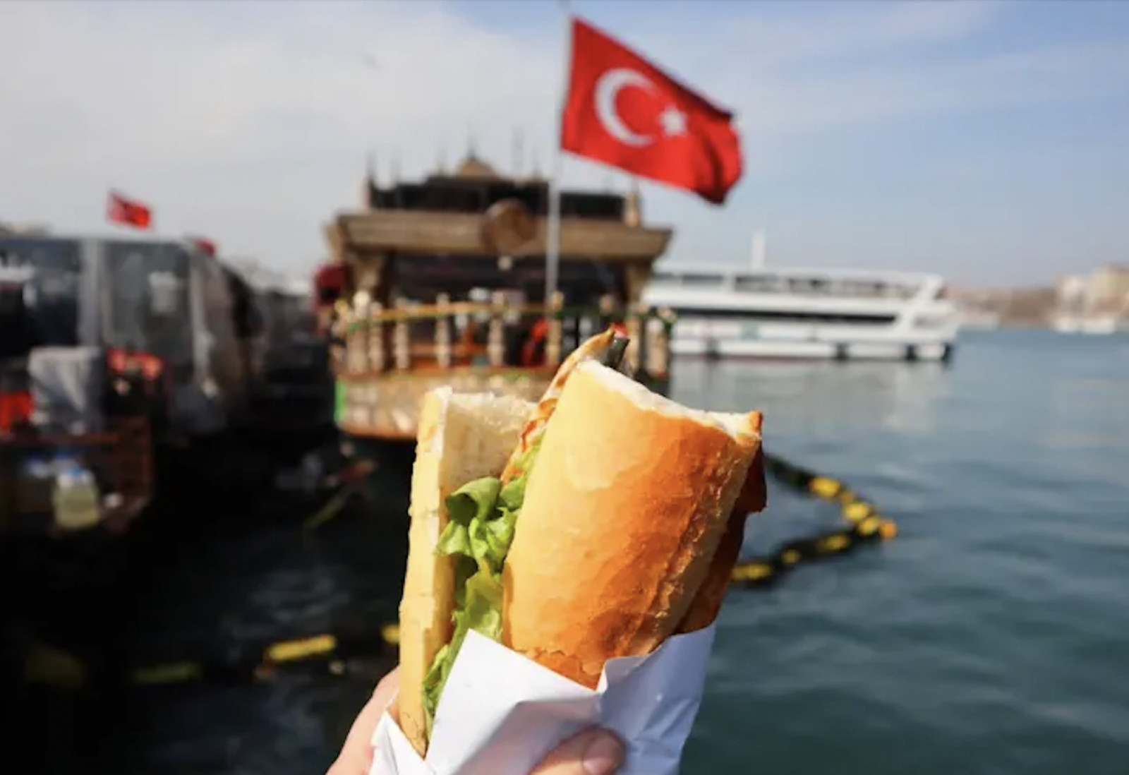 A simple fish sandwich, usually mackerel with onions and lettuce, sold near the waterfront (Photo: Istanbul.com)