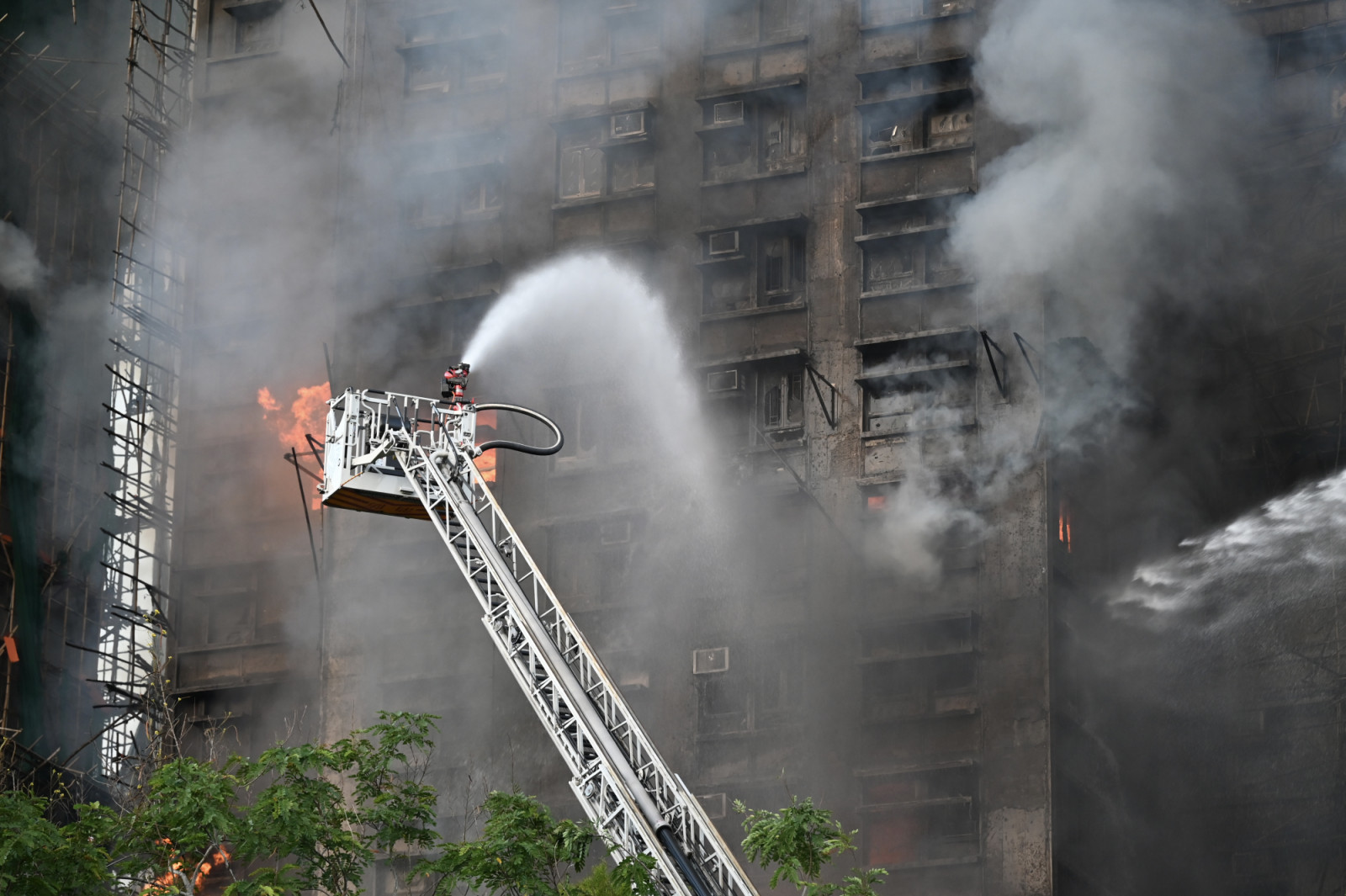 2025年11月26日,香港大埔高層住宅宏福苑發生火災,消防員正全力撲救。 (圖︰Li Zhihua/China News Service/VCG via Getty Images)