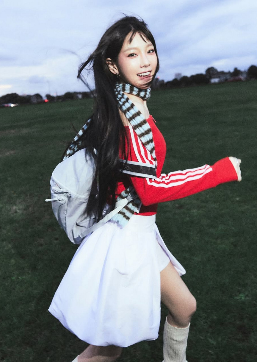 Taeyeon embodies blokette core in a red sporty jersey and billowing white skirt (Photo: @taeyeon_ss / Instagram)