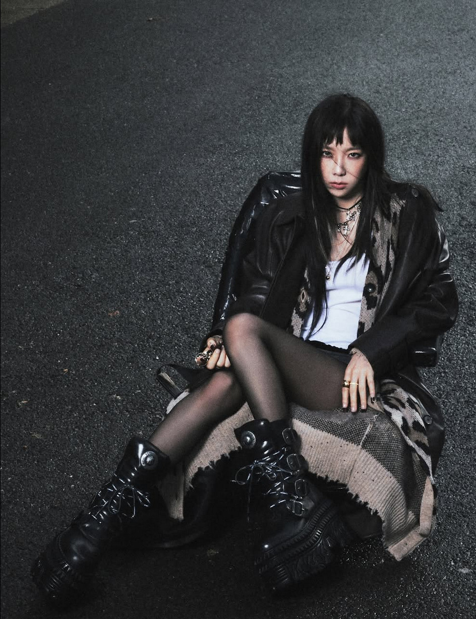 Taeyeon revives indie style in an oversized leather jacket and leopard print cardigan (Photo: @taeyeon_ss / Instagram)