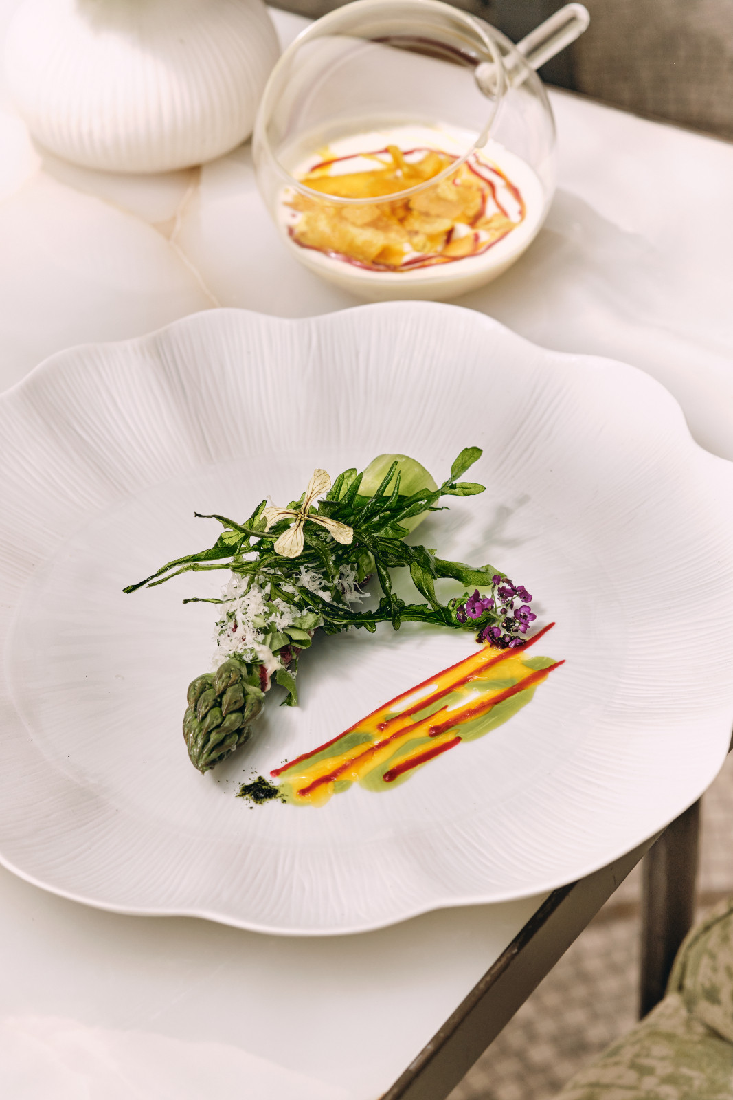 Green asparagus with cloudy rice fermentation truffled mousseline @Louise Marinig