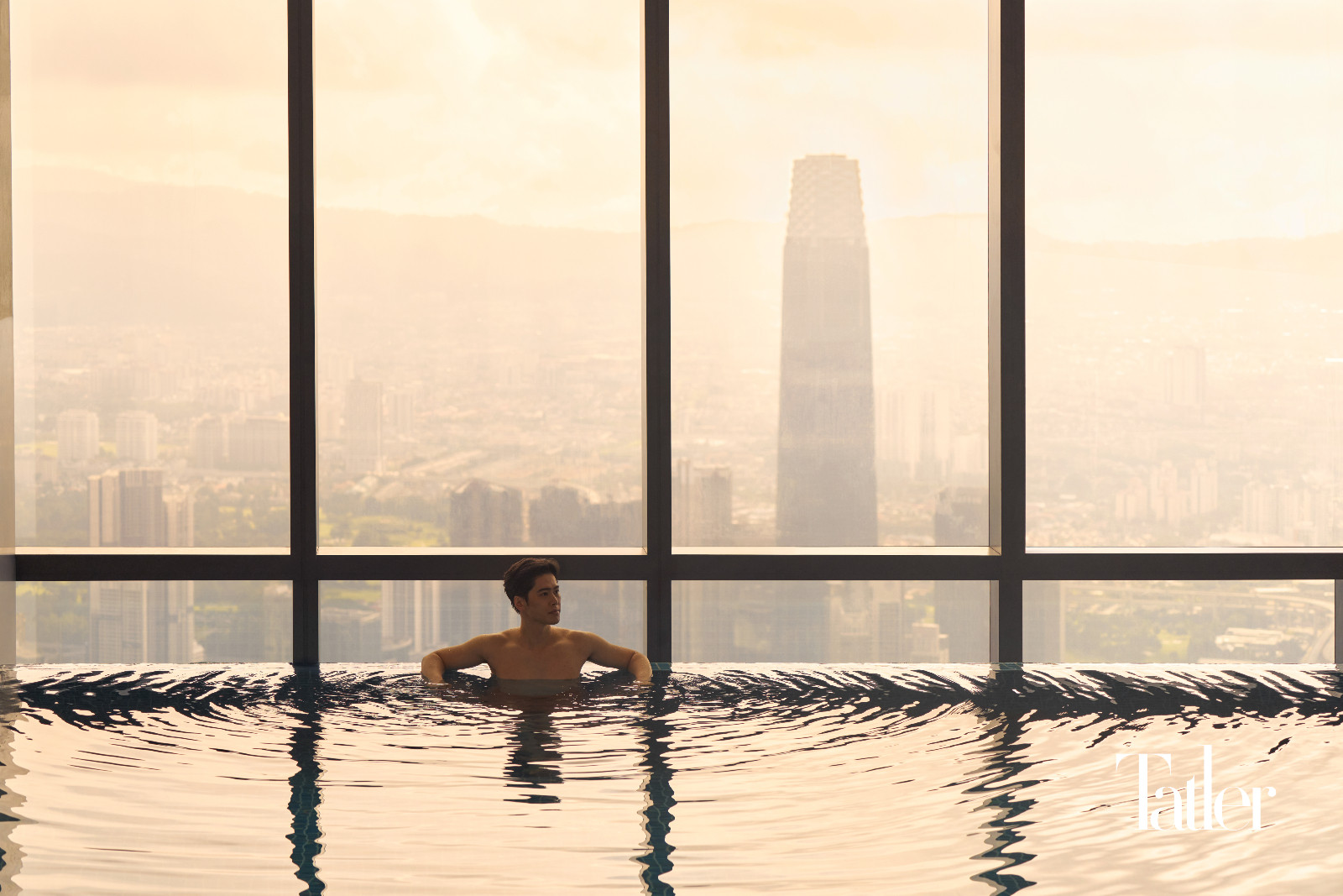 Content creator Vincent Xu enjoying the sky view of Park Hyatt's infinity pool on the 99th floor