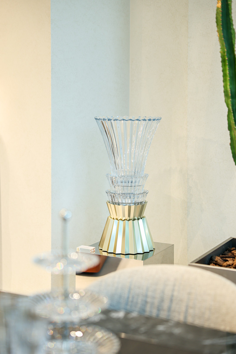 Designed by Mathias, Mille Nuits Vase Play reinterprets the Mille Nuits codes through a sculptural composition of five interchangeable elements, combining Venetian cuts with luminous contrasts of crystal and gold