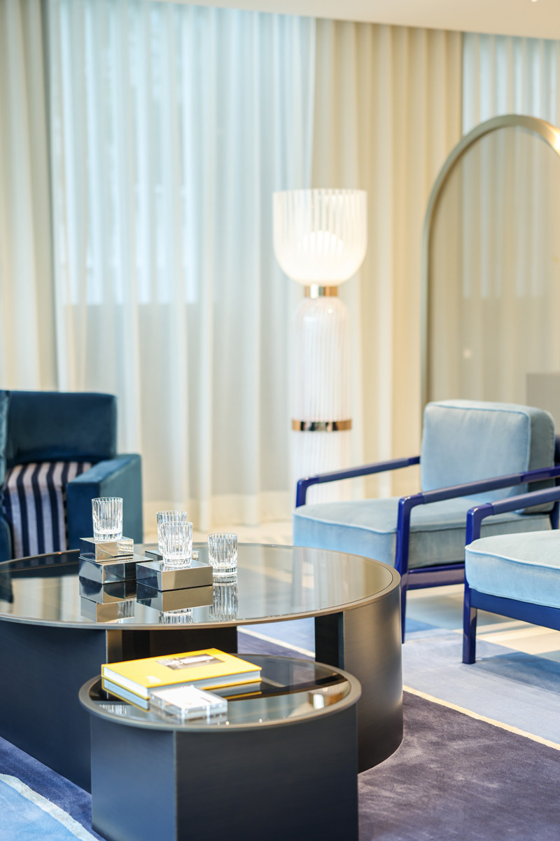 Consecutive parallel cuts run cleanly down the clear crystal, accentuating the tumbler’s verticality and lending a crisp, architectural presence to the bar