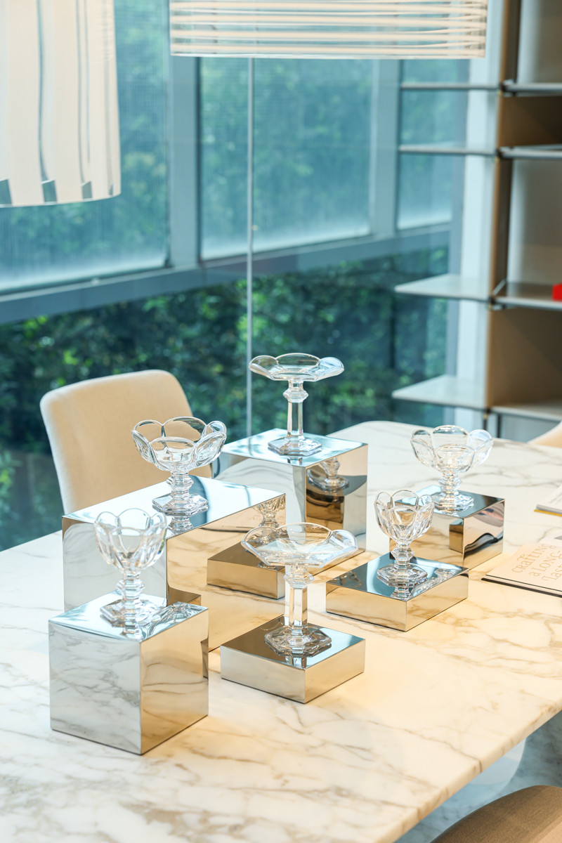 Precision-cut crystal gives the Harcourt Tulipe plate its distinctive brilliance, combining visual elegance with practical versatility for refined entertaining
