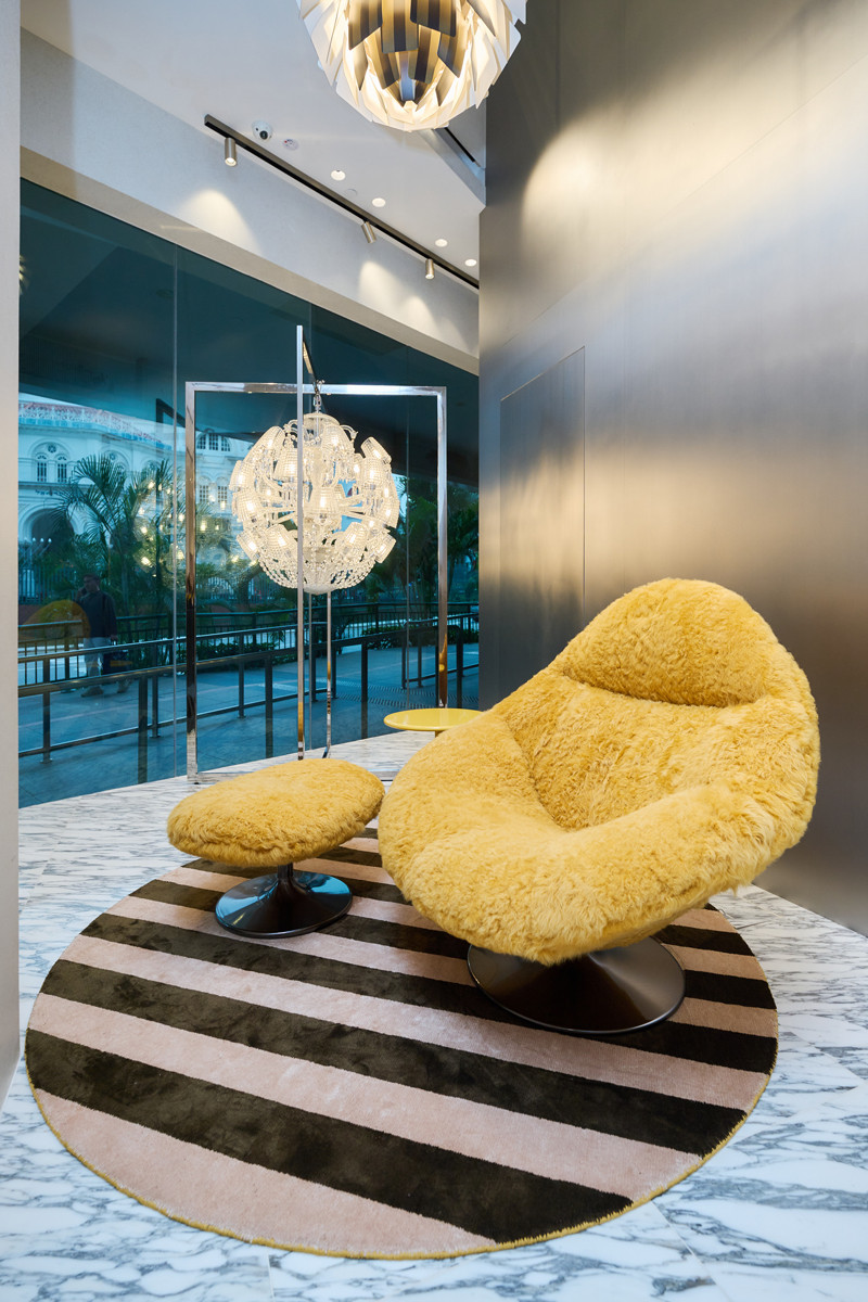 Marcel Wanders’ Baccarat Roi Soleil chandelier was shown together with Fendi Casa’s Louis Poulsen collaboration, the Artichoke pendant light, at the showroom during the exhibition