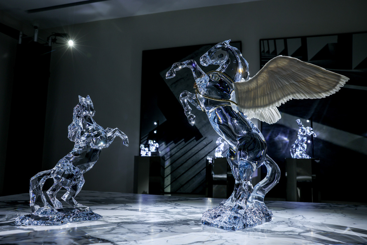 Standing 77.3 cm tall, this winged horse is captured mid-motion, its crystal body hand-cut over many hours and its wings adorned with hundreds of individually assembled feathers, creating a striking balance of power and ethereal lightness